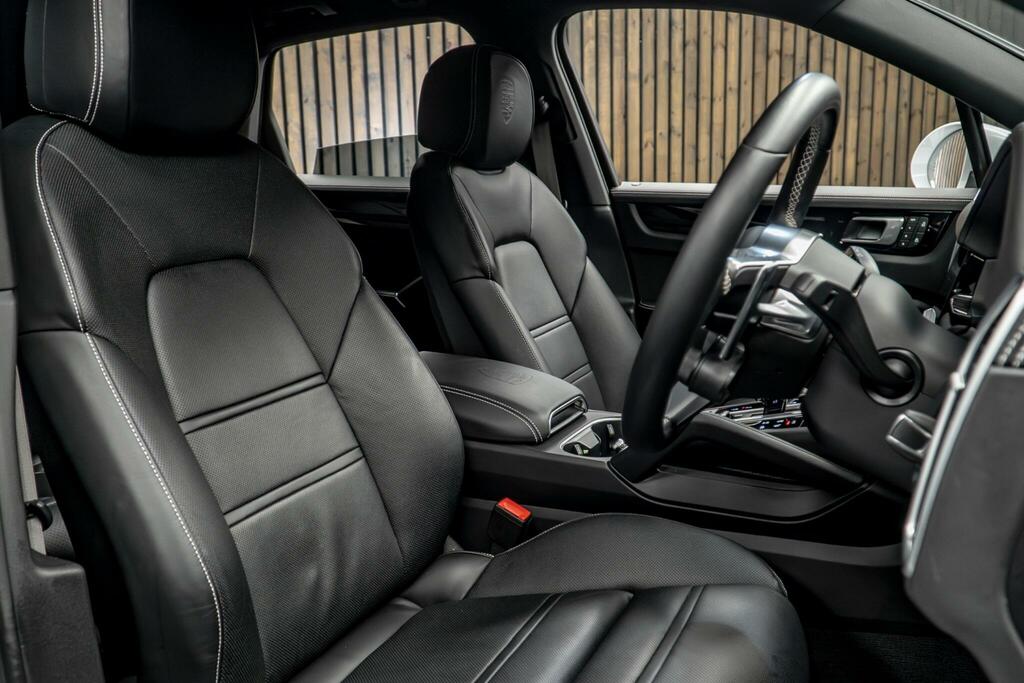 Porsche Cayenne 3.0 V6 E-hybrid 17.9Kwh Platinum Edition Tiptronic YX23ZPW White #2