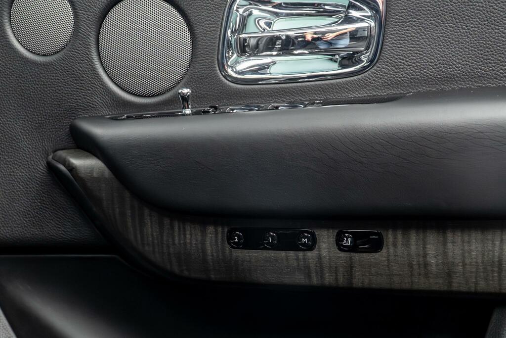 Rolls-Royce Cullinan 5dr Auto Black #40