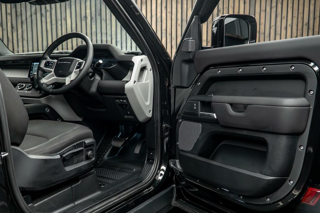 Land Rover Defender 90 X-dynamic Hse Black #31