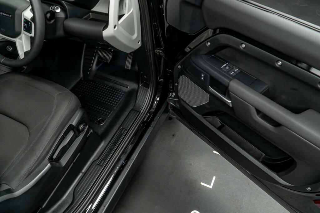 Land Rover Defender 90 X-dynamic Hse Black #29