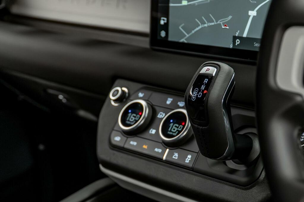 Land Rover Defender 90 X-dynamic Hse Black #34