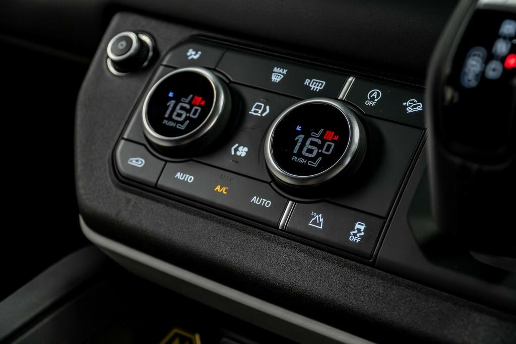 Land Rover Defender 90 X-dynamic Hse Black #41