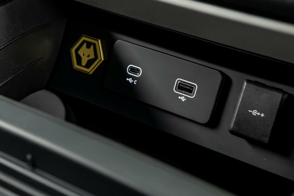 Land Rover Defender 90 X-dynamic Hse Black #42