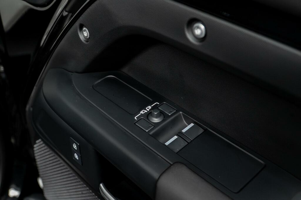 Land Rover Defender 90 X-dynamic Hse Black #32