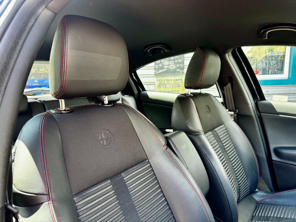 Alfa Romeo Giulietta Hatchback Red #9