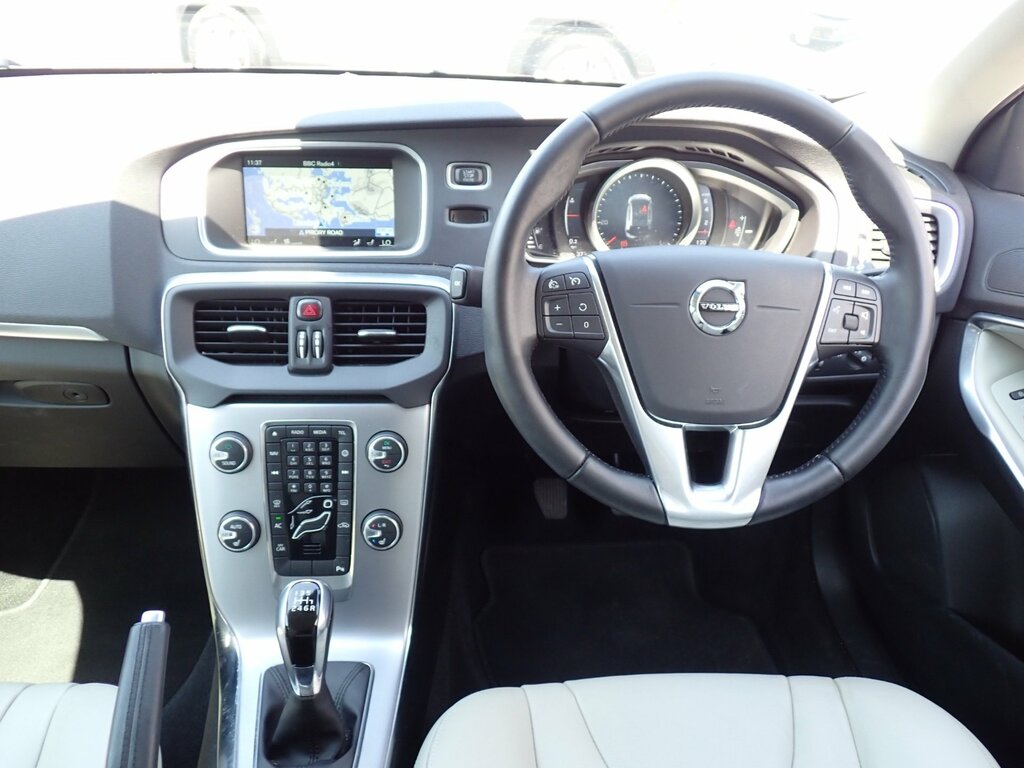 Volvo V40 2.0 T2 Inscription Hatchback Eur Grey #2