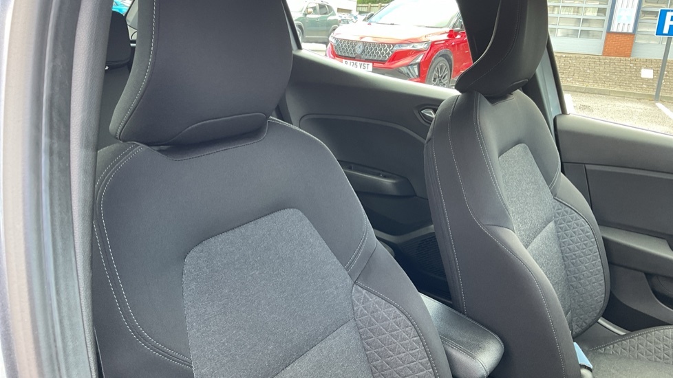Renault Clio Clio Techno E-tech Hev Silver #33