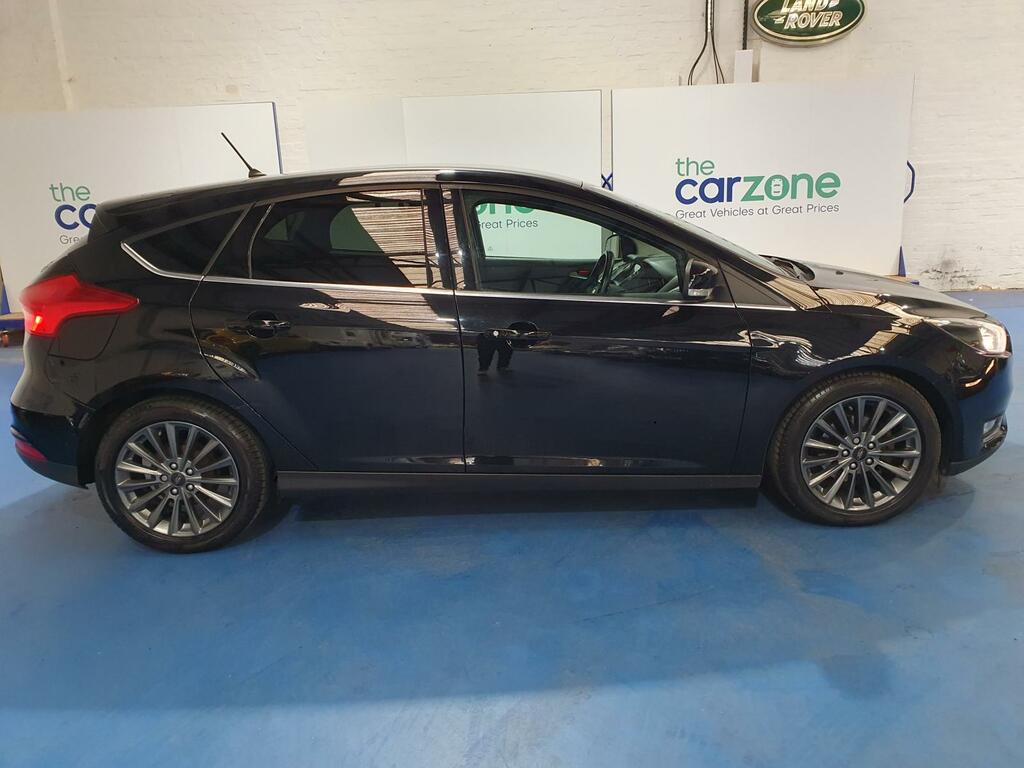 Ford Focus Hatchback ST68HYK #2