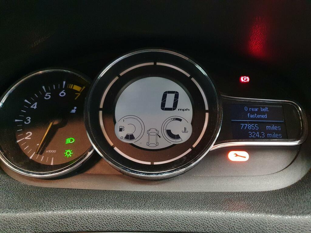 Renault Megane Dynamique S Nav Red #9