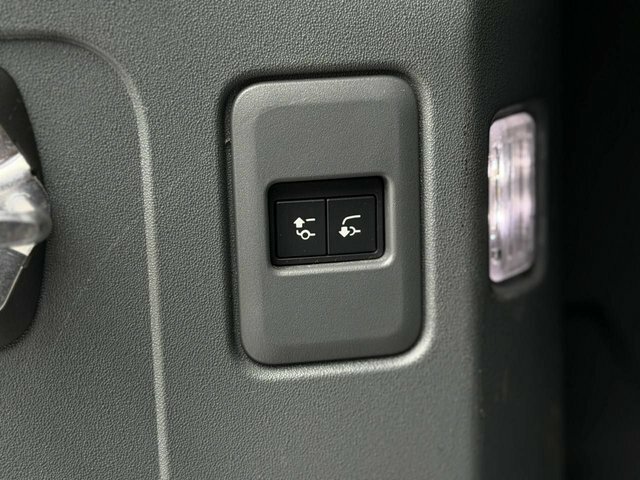 Land Rover Defender D250 Hse Grey #40