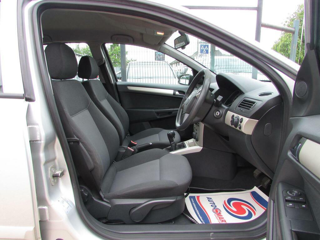 Vauxhall Astra Hatchback Black #9