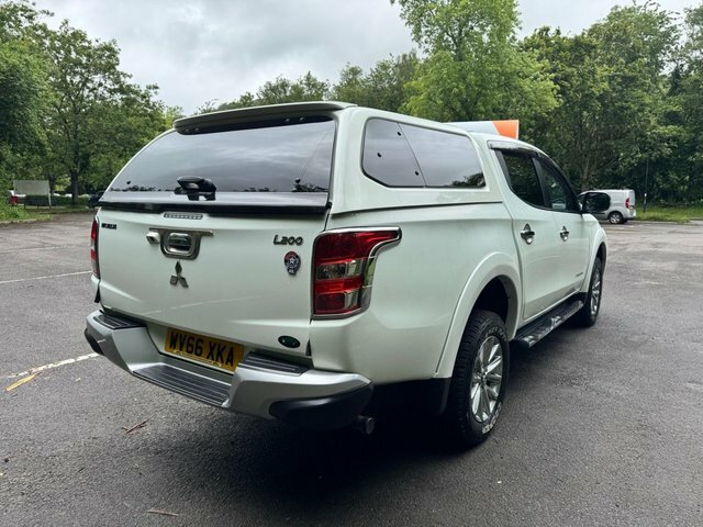 Mitsubishi L200 Pickup White #4