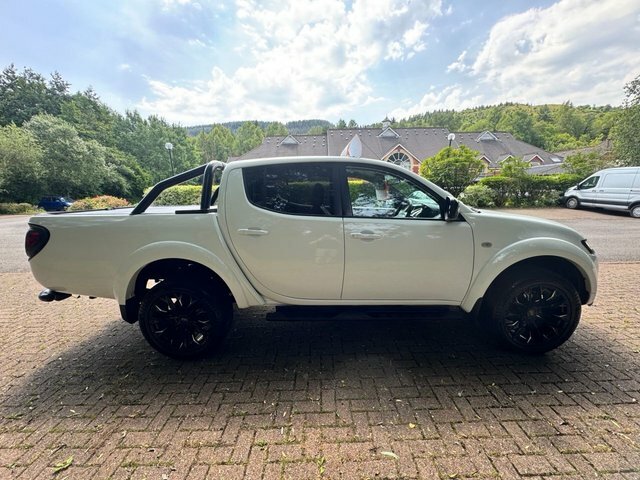 Mitsubishi L200 Pickup White #5