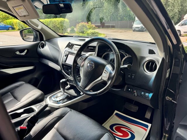 Nissan Navara Tekna Black #10