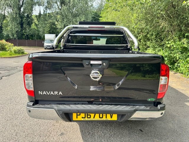 Nissan Navara Tekna Black #8