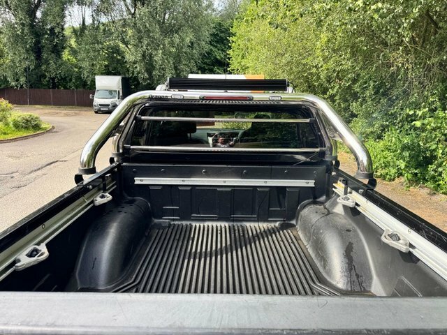 Nissan Navara Tekna Black #9