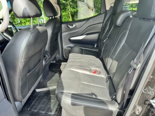Nissan Navara Tekna Black #13