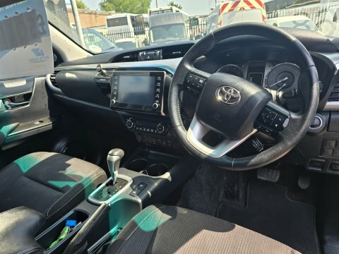 Toyota HILUX Invincible Dcab Pick Up 2.4 D-4d Black #9