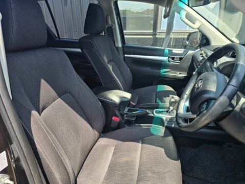 Toyota HILUX Invincible Dcab Pick Up 2.4 D-4d Black #10