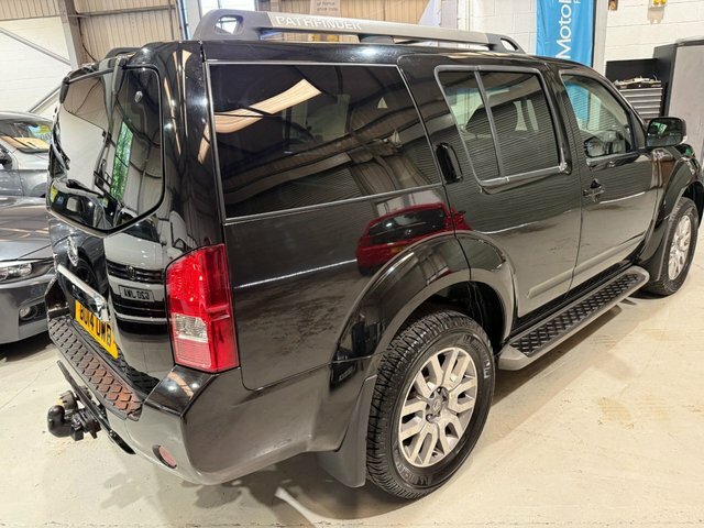 Nissan Pathfinder 2014 2.5 Dci Tekna Suv 4Wd Euro Black #3