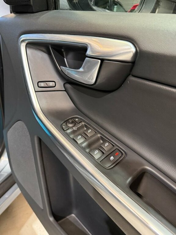 Volvo XC60 2L R-design Nav Blue #26