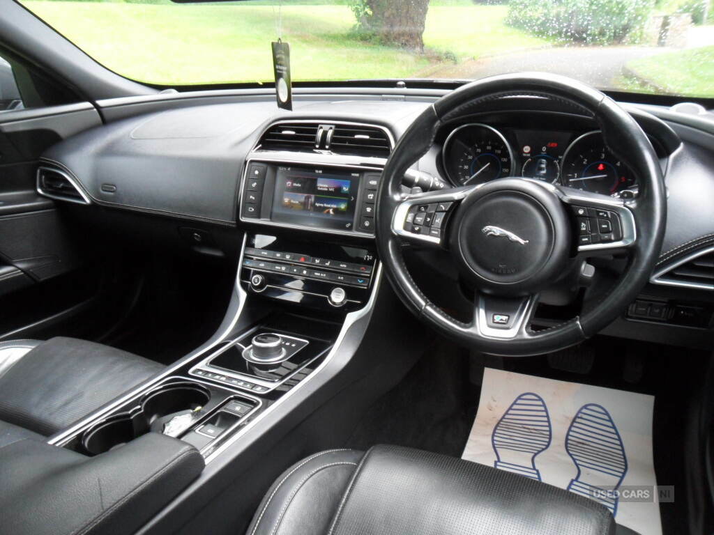 Jaguar XE Black #19