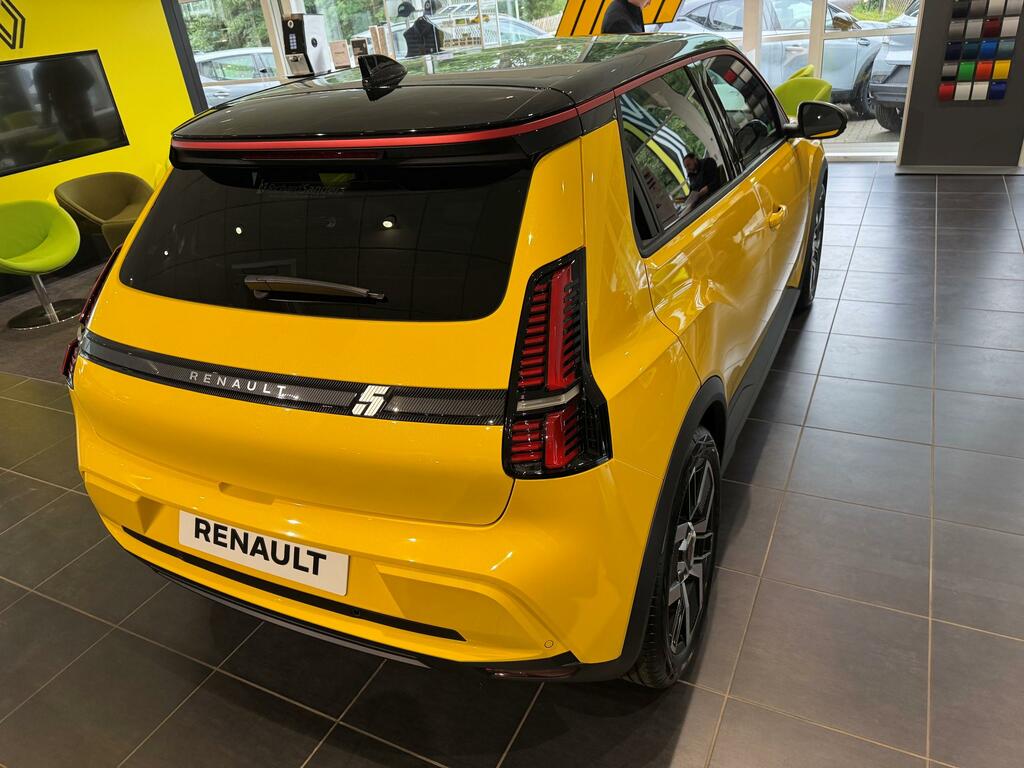 Renault 5 Techno Comfort Black #3