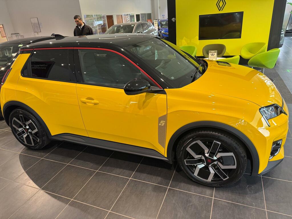 Renault 5 Techno Comfort Black #2