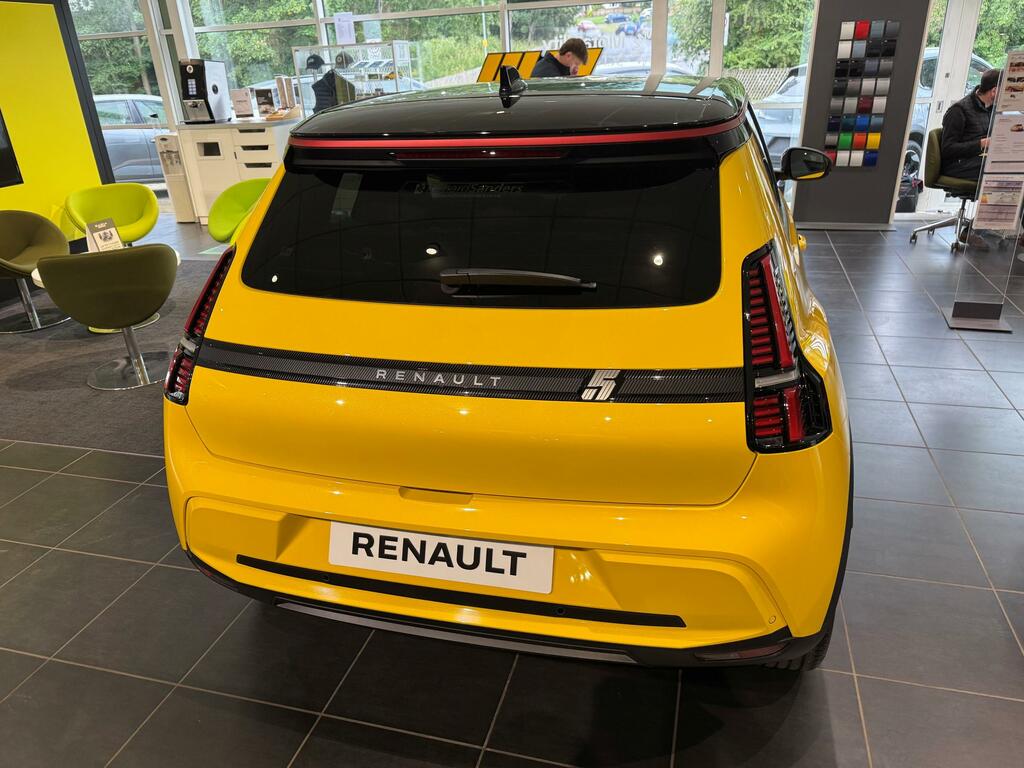 Renault 5 Techno Comfort Black #4