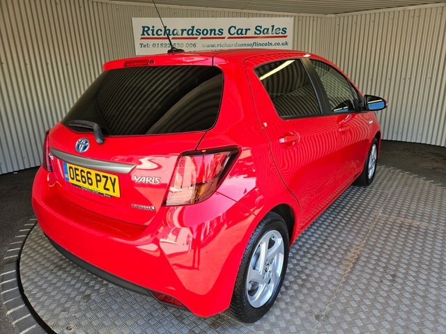 Toyota Yaris 1.5 Vvt-h Icon Hatchback Hybrid E-cvt E Red #3