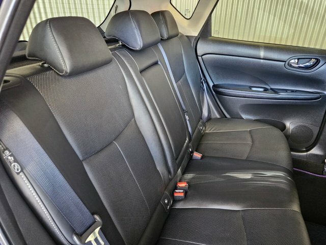 Nissan Pulsar Hatchback Red #32