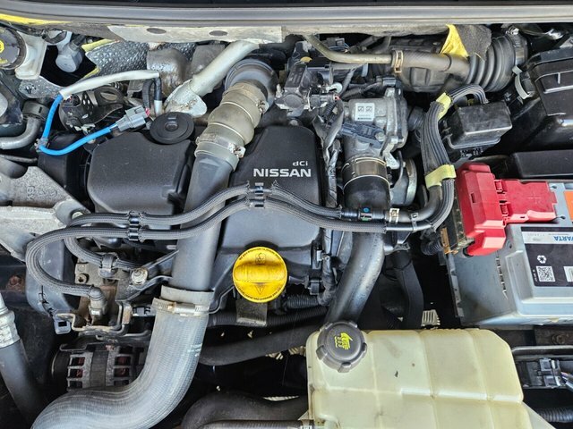 Nissan Pulsar Hatchback Red #10