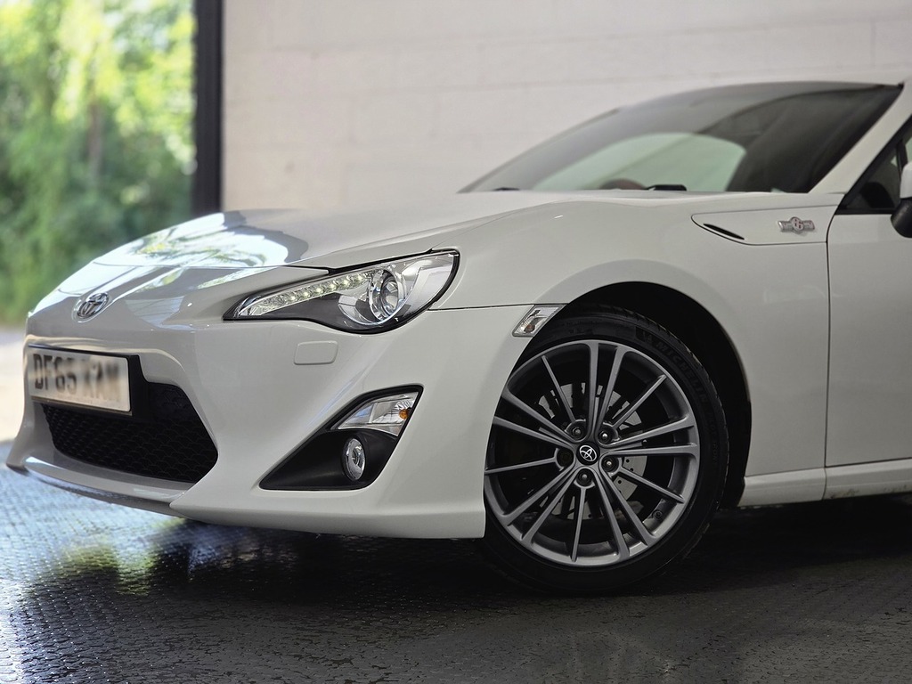 Toyota GT86 D-4s White #18