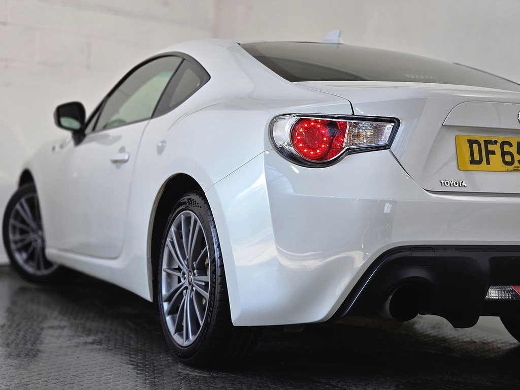 Toyota GT86 D-4s White #31