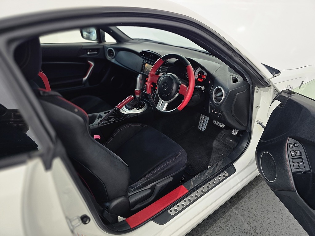 Toyota GT86 D-4s White #70