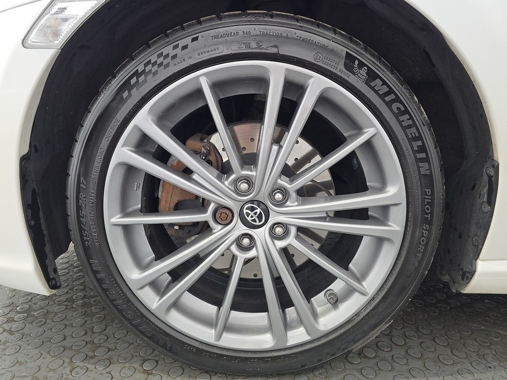 Toyota GT86 D-4s White #80