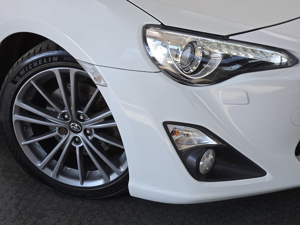 Toyota GT86 D-4s White #10
