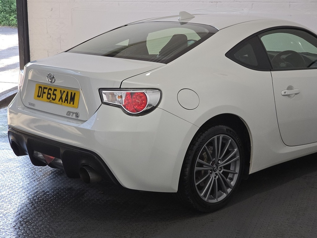 Toyota GT86 D-4s White #41