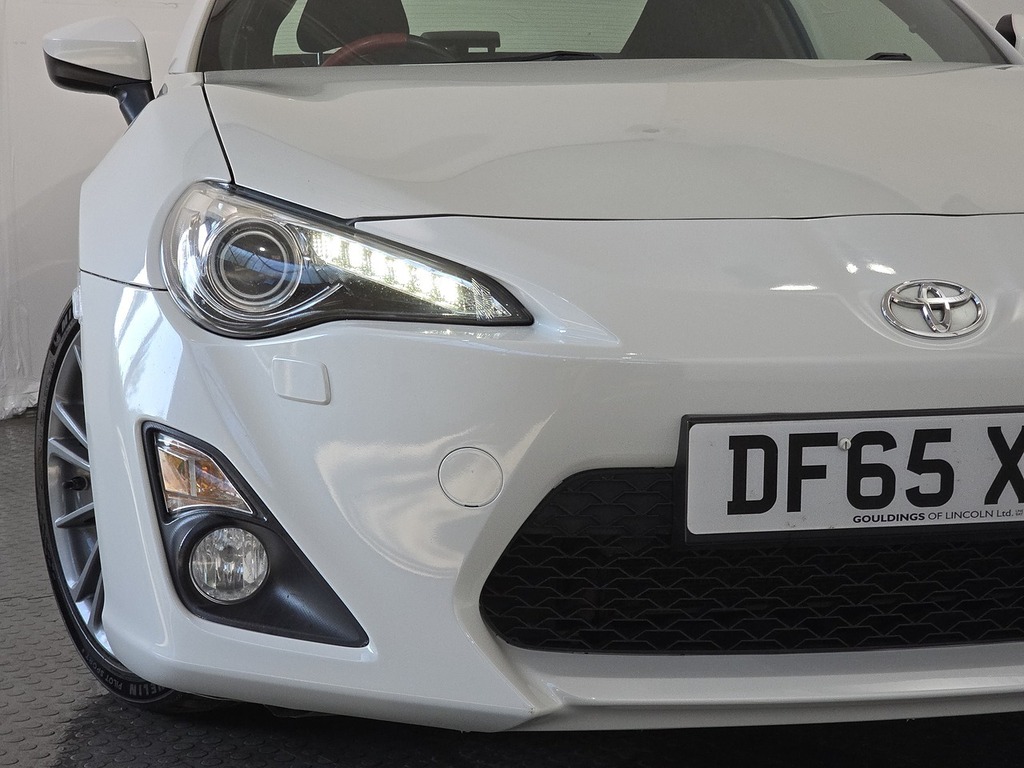 Toyota GT86 D-4s White #14