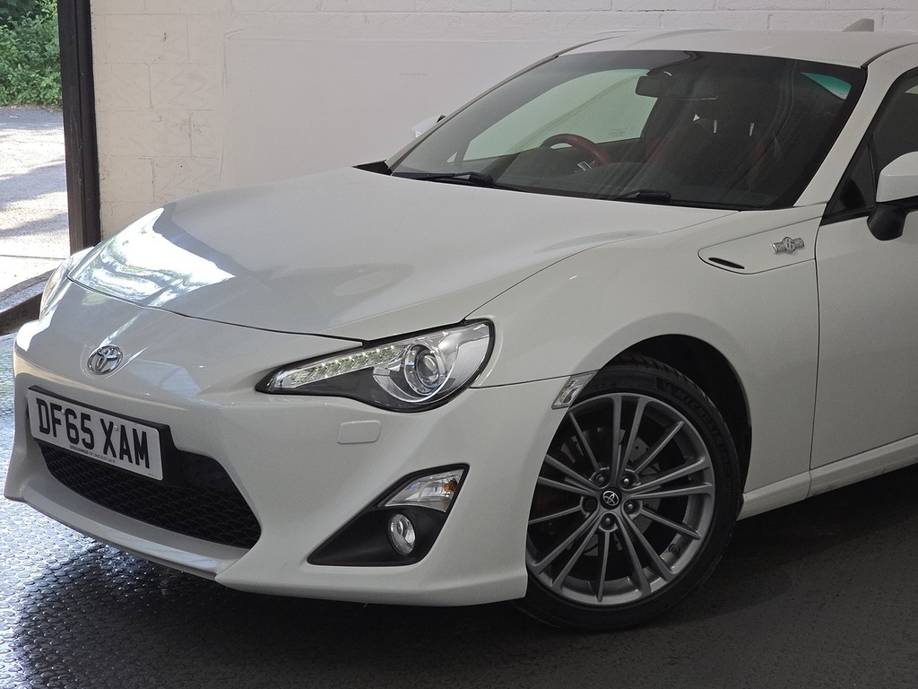 Toyota GT86 D-4s White #21