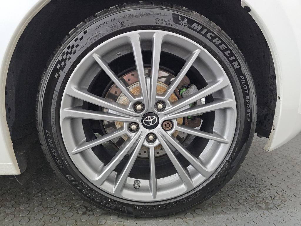 Toyota GT86 D-4s White #81