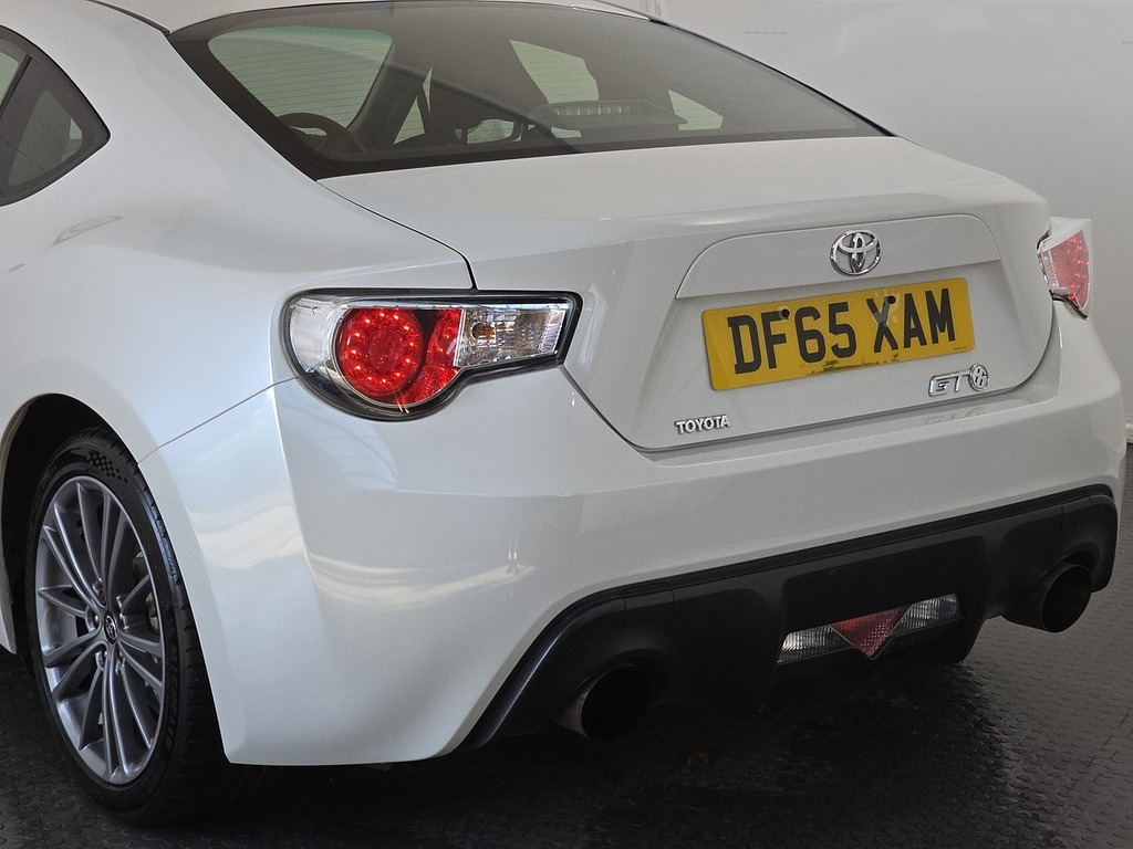 Toyota GT86 D-4s White #33