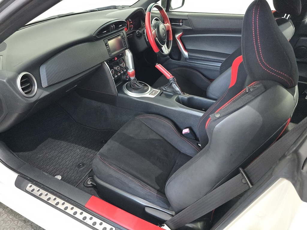 Toyota GT86 D-4s White #74