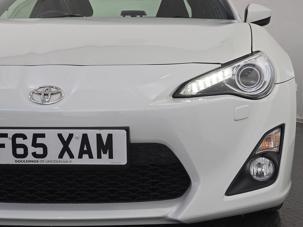 Toyota GT86 D-4s White #17