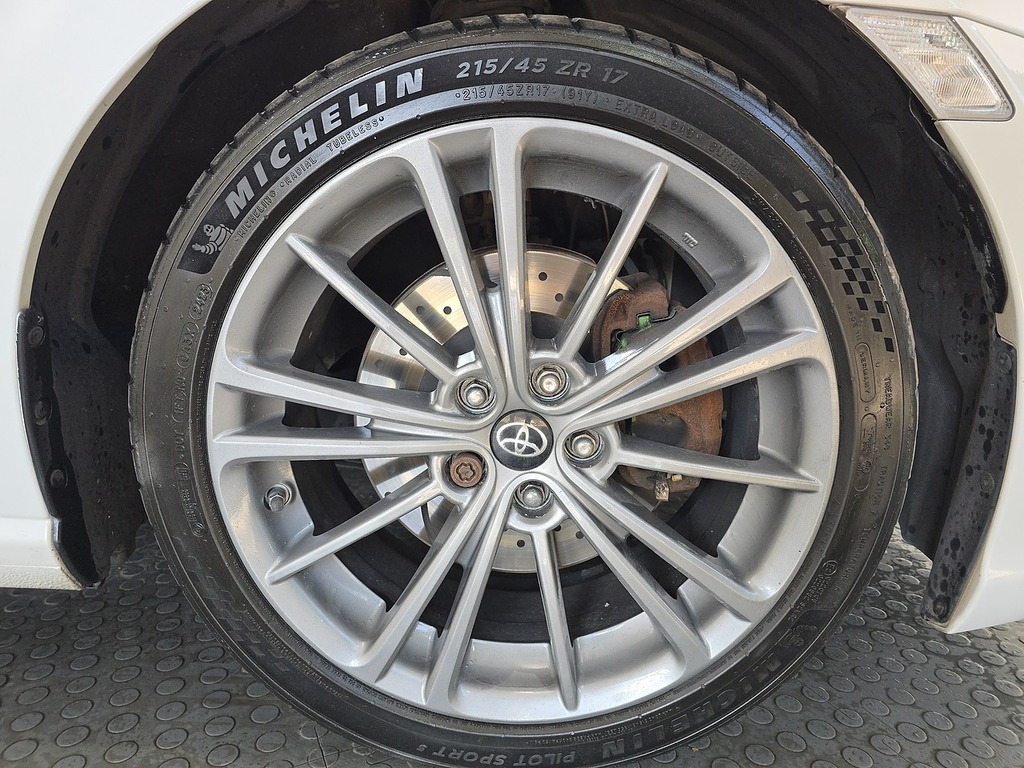 Toyota GT86 D-4s White #79
