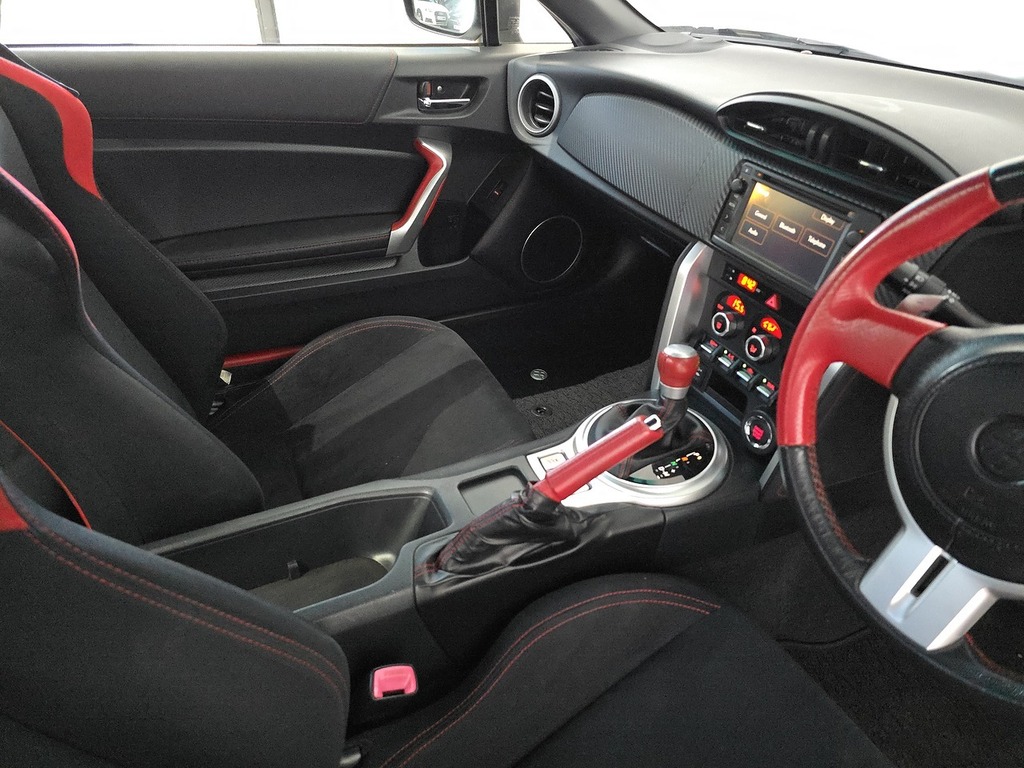 Toyota GT86 D-4s White #73
