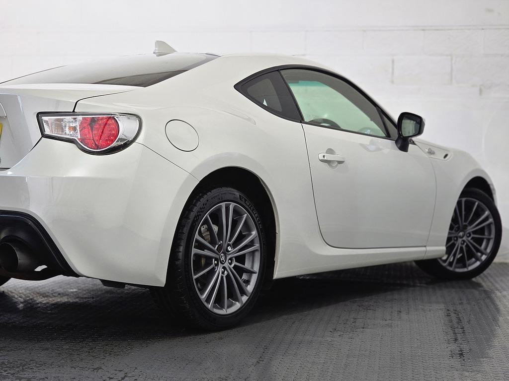 Toyota GT86 D-4s White #45