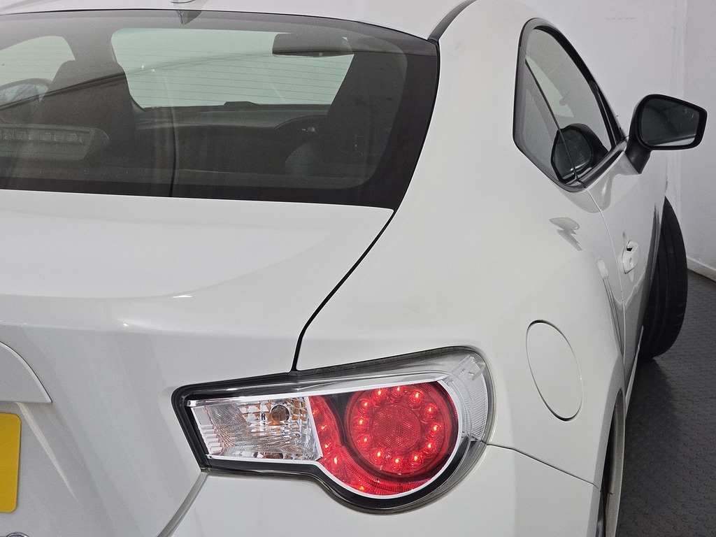 Toyota GT86 D-4s White #40