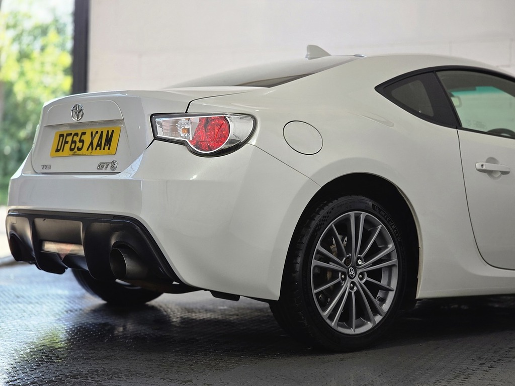 Toyota GT86 D-4s White #42