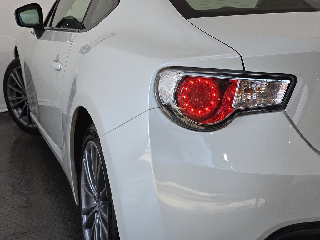 Toyota GT86 D-4s White #36